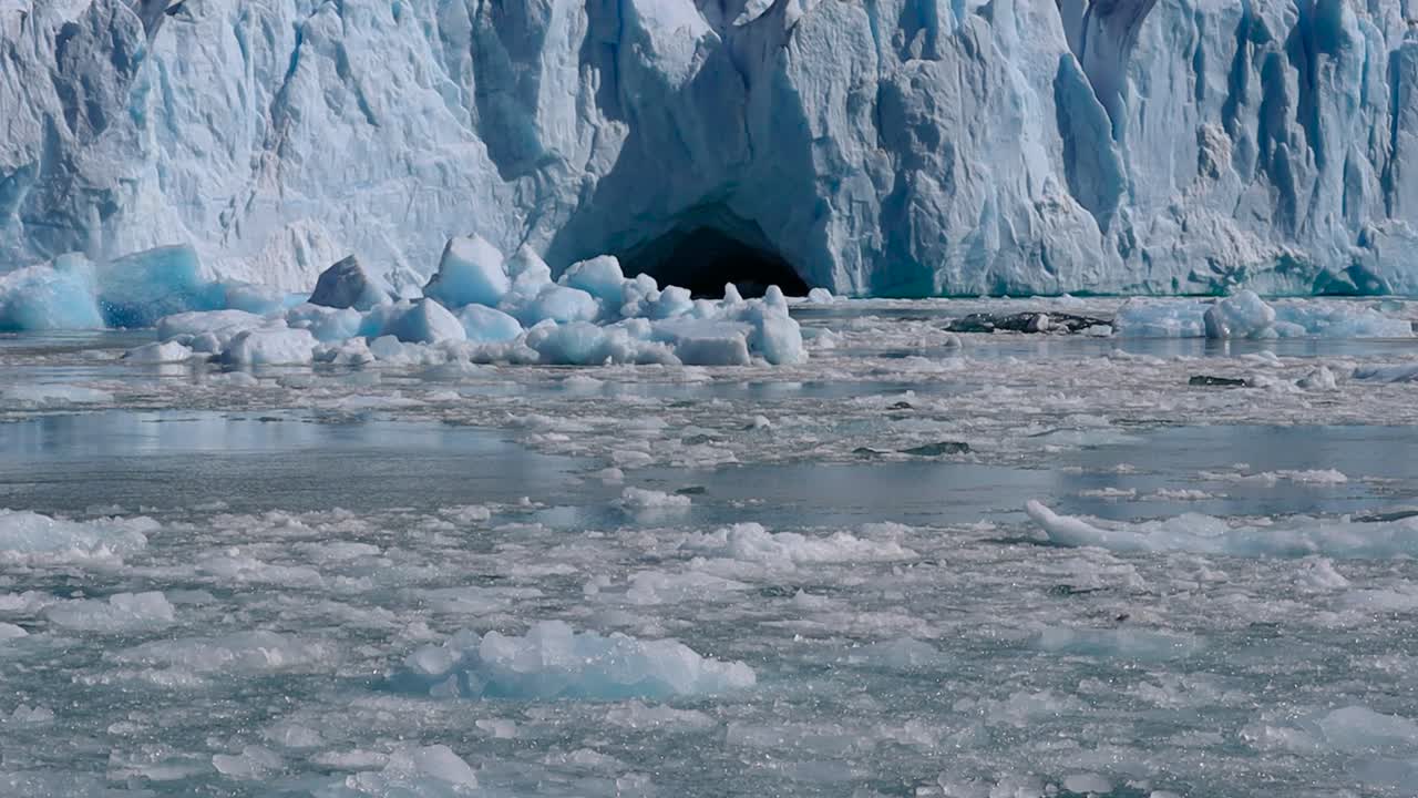 영구 동토층에서 안개가 섞인 놀라운 빙하와 산까지