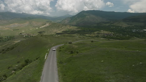 Cámara-Lenta-De-Un-Coche-Blanco-Que-Viaja-Por-La-Carretera-Cerca-De-Sakudaberi-Y-Aspindza-En-Georgia