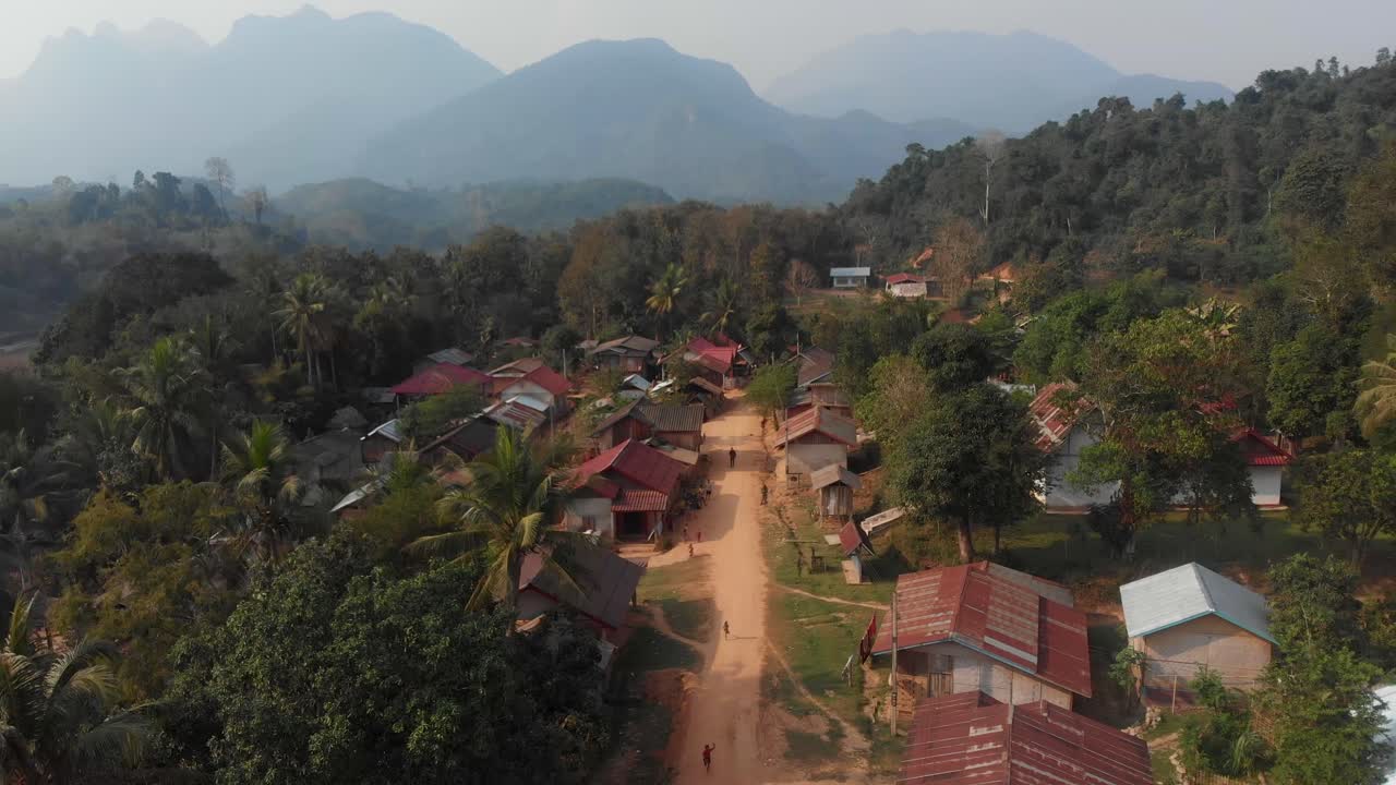 Villaggio di Muang Ngoy con strade polverose, Luang Prabang, Laos