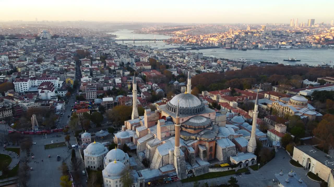 la ciudad más grande de turquía al amanecer. vista aérea de la mezquita de hagia sophia y vista de estambul durante el día
