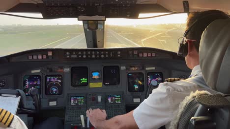 vista única de la cabina de un jet durante la fase de aterrizaje justo antes del atardecer en una tarde nublada de verano