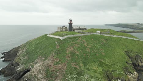 la vista del faro en el ballycotton, corcho, irlanda - antena aérea