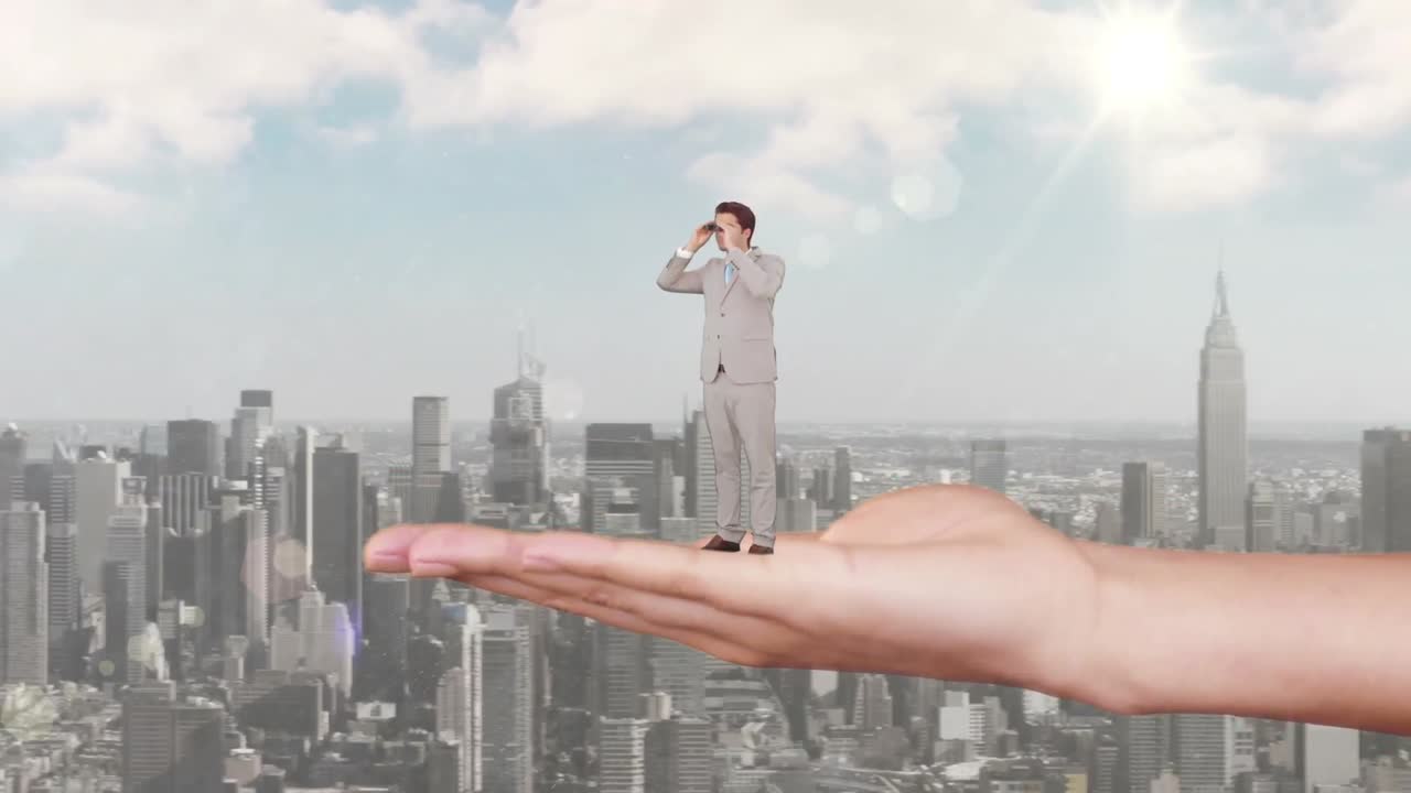 hombre de negocios de pie con la mano mirando por encima de los rascacielos