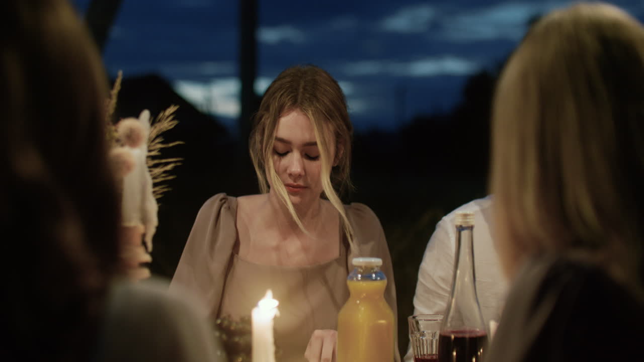 결혼식 파티에 참석한 사람들