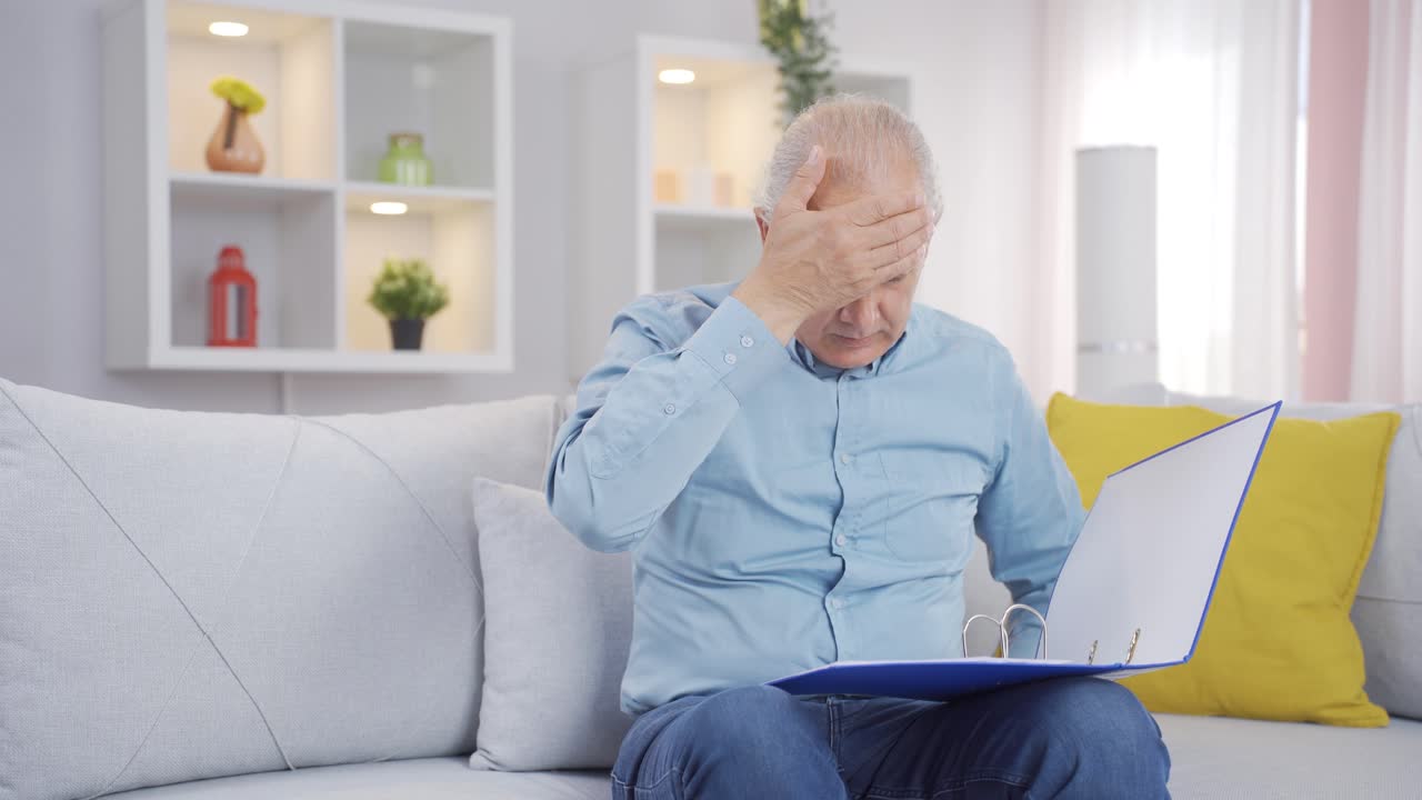 폭력적인 서류에 대해 짜증나는  ⁇ 은이.