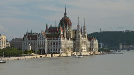 Edificio-Del-Parlamento-En-La-Capital-Húngara-De-Budapest