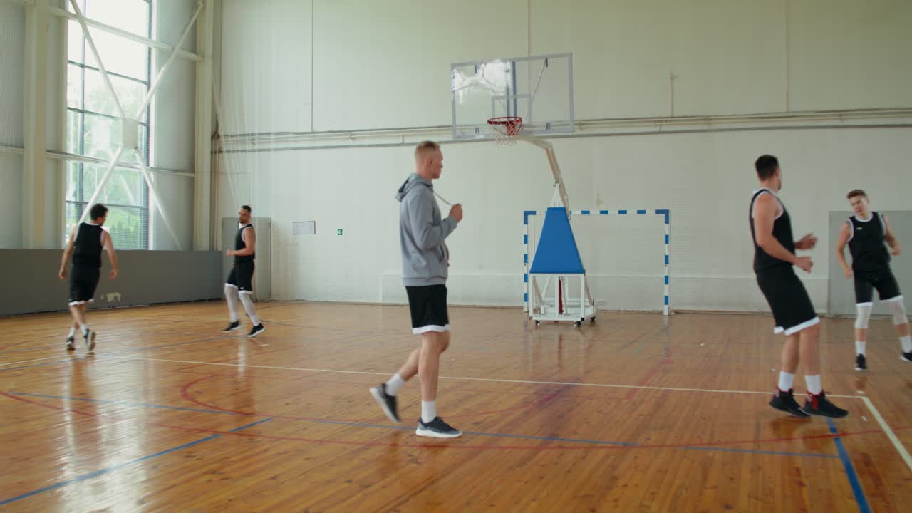 Giocatori di basket che si allenano in palestra