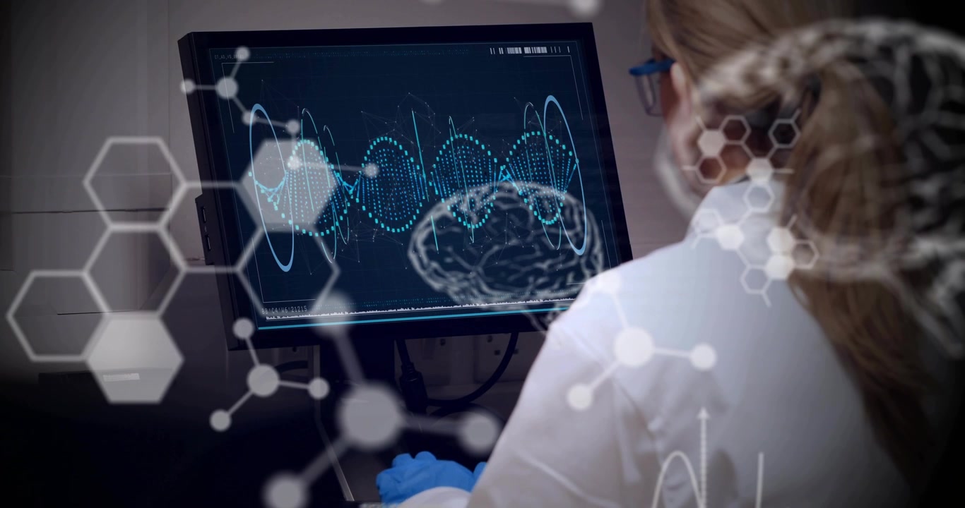 Chercheur en laboratoire tapant au clavier, affichant un cerveau 3D et une forme d'onde avec une superposition d'hexagones changeants pour la neurotechnologie.