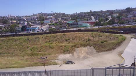 una antena sobre el muro fronterizo que separa a estados unidos de méxico y san diego de tijuana 1