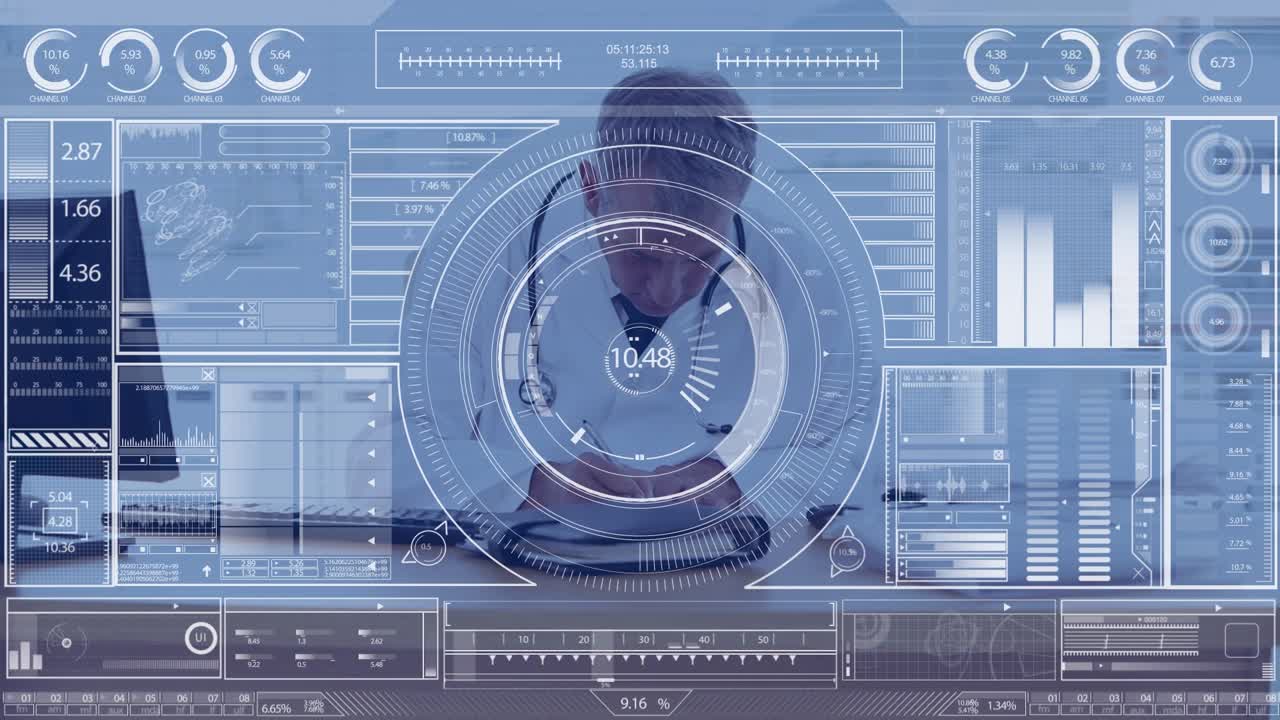 Animazione di un'interfaccia HUD digitale con database sopra un medico caucasico che scrive un rapporto sulla scrivania