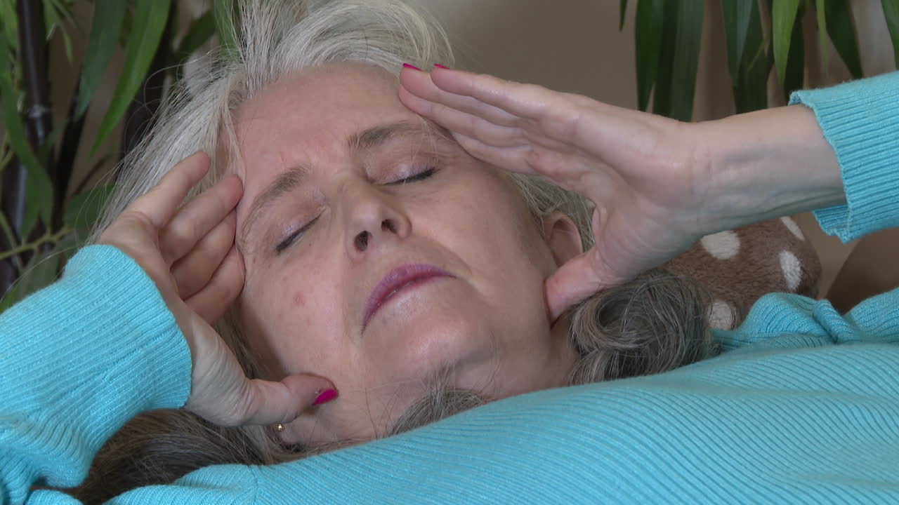 mujer con dolor de cabeza