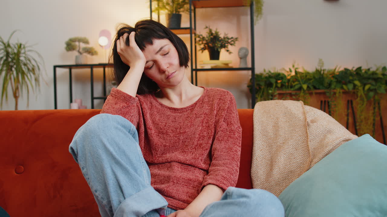 슬픈 외로운 백인 소녀는 사려 깊게 생각하고 인생의 걱정에 대해 생각하며 불공평한 상황에서 고통받습니다.