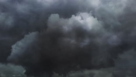 暴風雨天空上閃電和雲的動畫