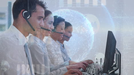 animazione della rete di connessioni e globo su persone d'affari che utilizzano cuffie telefoniche