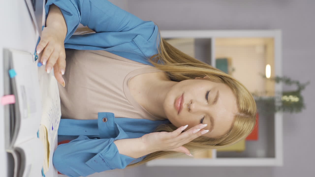 여성 학생이 카메라에 대화하는 수직 비디오.