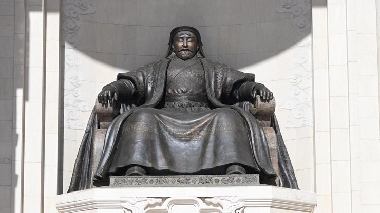 Una giornata di sole a Piazza Sukhbaatar, Ulaanbaatar, che mostra l'imponente statua in bronzo di Gengis Khan di fronte al Palazzo del Governo