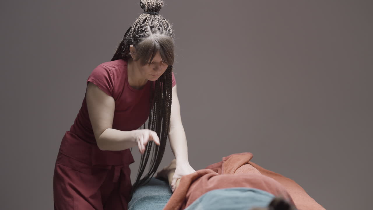 mujer dando masaje al cliente