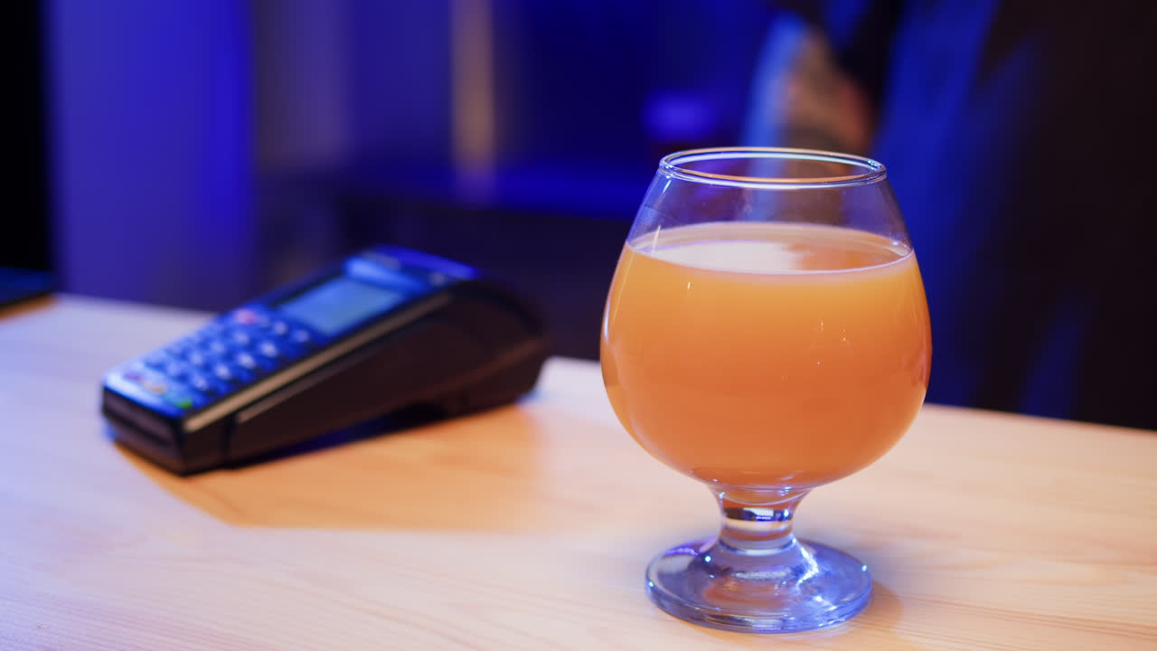 Cocktail al succo d'arancia in un bar