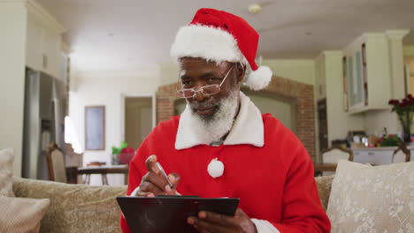 Hombre-Afroamericano-Senior-Vestido-Con-Traje-De-Papá-Noel-En-Navidad