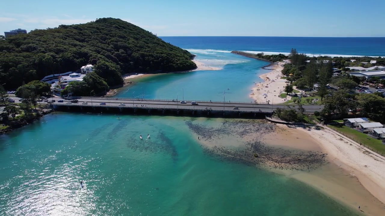 Ponte di Tallebudgera Creek con sfondo di Burleigh Heads e Mar dei Coralli nel Queensland, Australia. Scatto aereo laterale