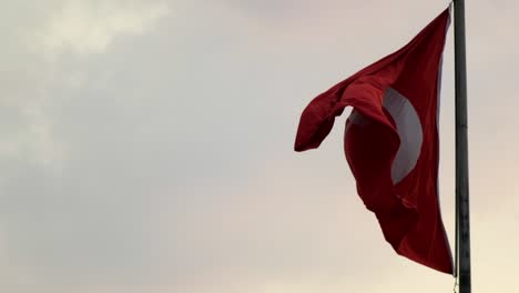 imágenes de cerca de una bandera turca ondeando en un poste de la bandera.