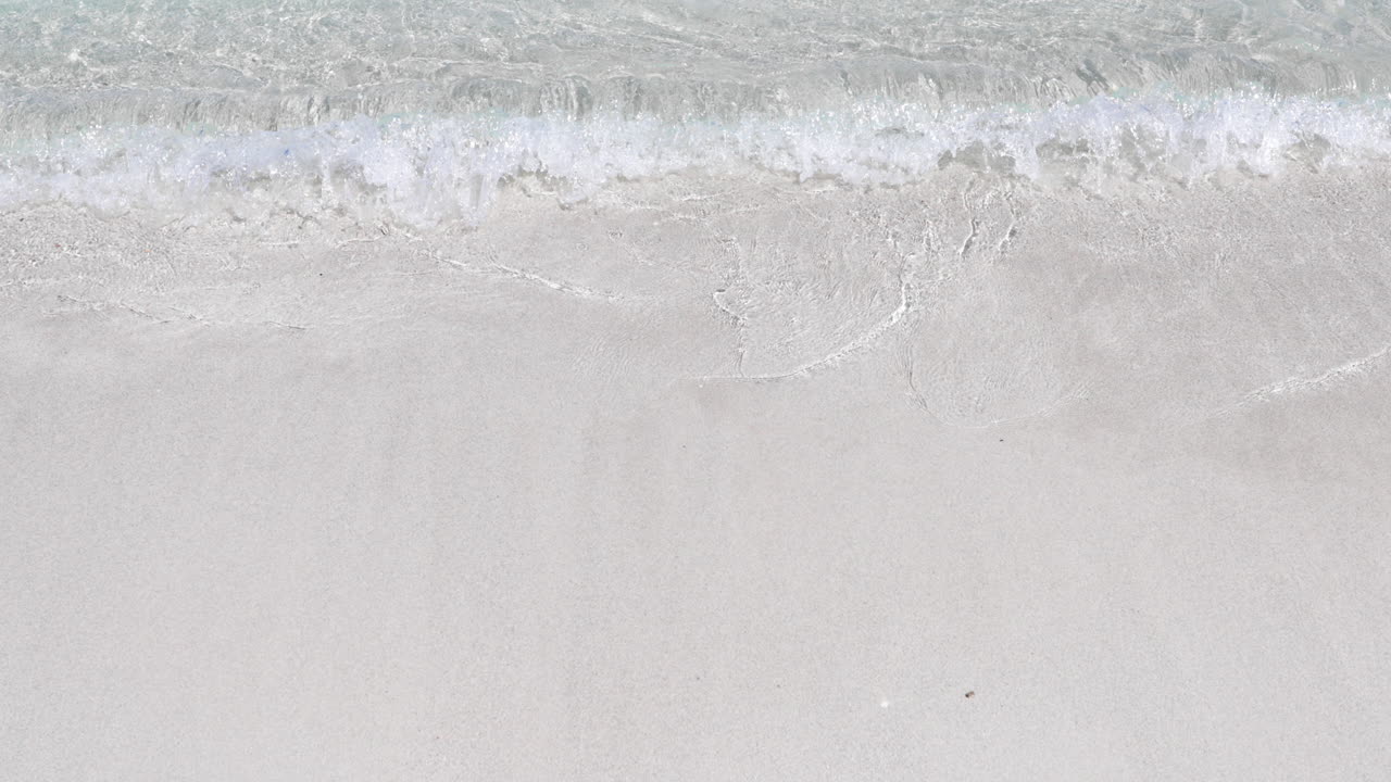 Ombak Kecil Menghantam Pantai Berpasir di Kuba dalam 4K