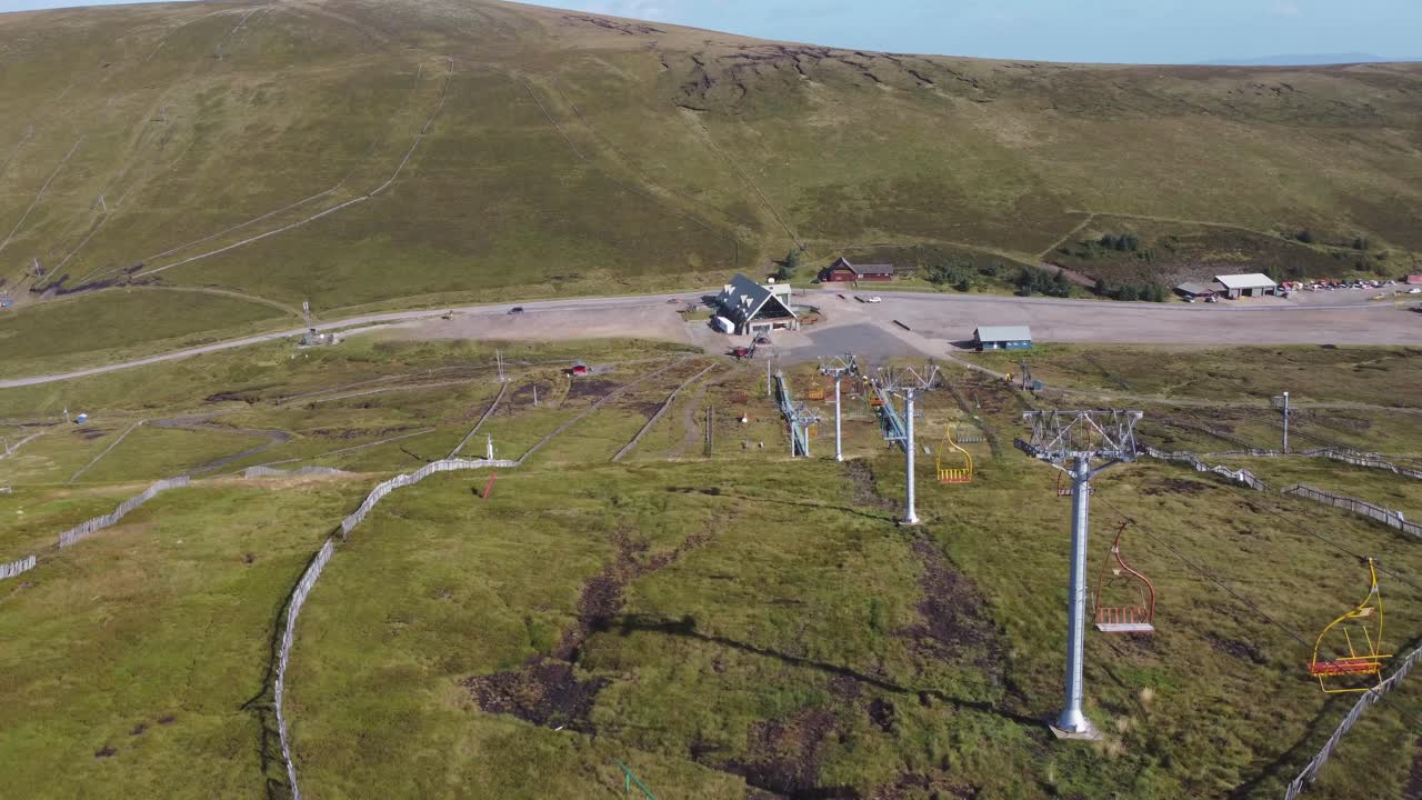 горнолыжный центр лехт в солнечный летний день, национальный парк кэрнгормс, шотландия