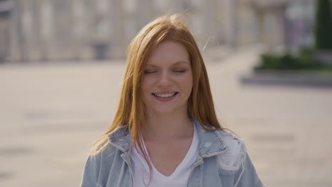 retrato de una joven y bonita mujer pelirroja sonriendo a la cámara