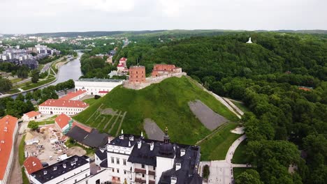 Gediminas-Burg-Und-Hügel-Mit-Drei-Kreuzen-In-Der-Ferne,-Luftaufnahme