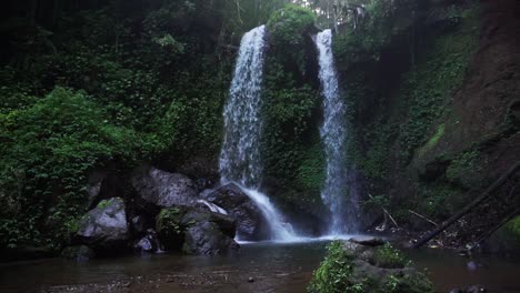 Wunderschöne-Statische-Aufnahme-Der-Grenjengan-Kembar-Wasserfälle-Mitten-Im-Dschungel-In-Zentral-Java,-Indonesien