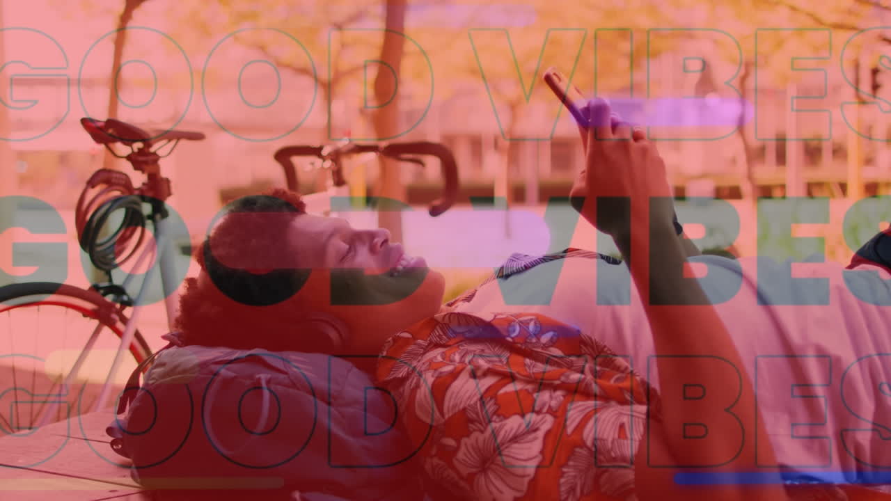 스마트폰을 사용하는 미소 짓는 아프리카계 미국인 남성의 바이브 텍스트 애니메이션