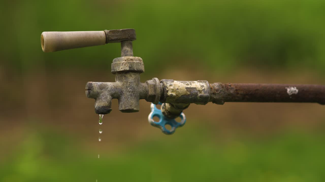 은  02에서 물이 흘러나오고 있습니다.