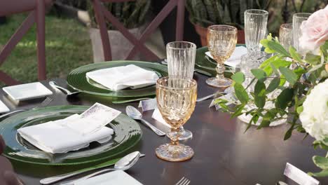 Dos-Copas-De-Cristal-Colocadas-Sobre-La-Mesa-Del-Banquete-De-Bodas-Junto-Con-Elegantes-Vajillas-Y-Cubiertos