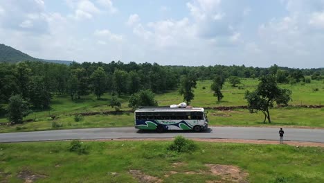 Fliegen-Durch-Die-Wunderschöne-Landschaft,-Die-Von-Gras-Und-Bäumen-Bedeckt-Ist,-In-Den-Pachmarhi-hügeln,-Madhya-Pradesh,-Zentralindien