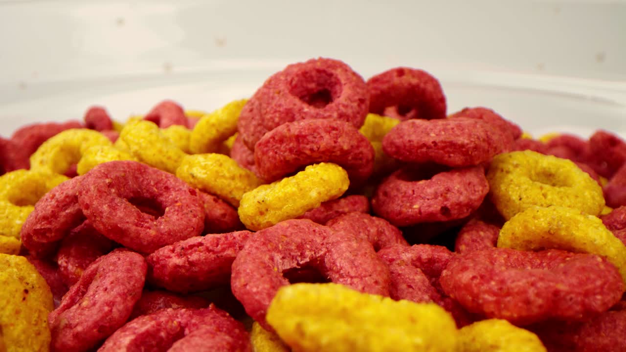 cereal con leche. primer plano de copos dulces multicolores añadir leche. concepto de desayuno y comida