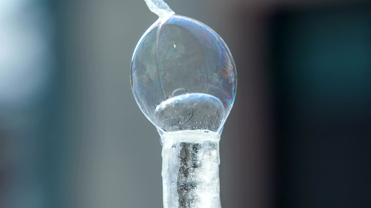 큰 거품을 불어넣는 것