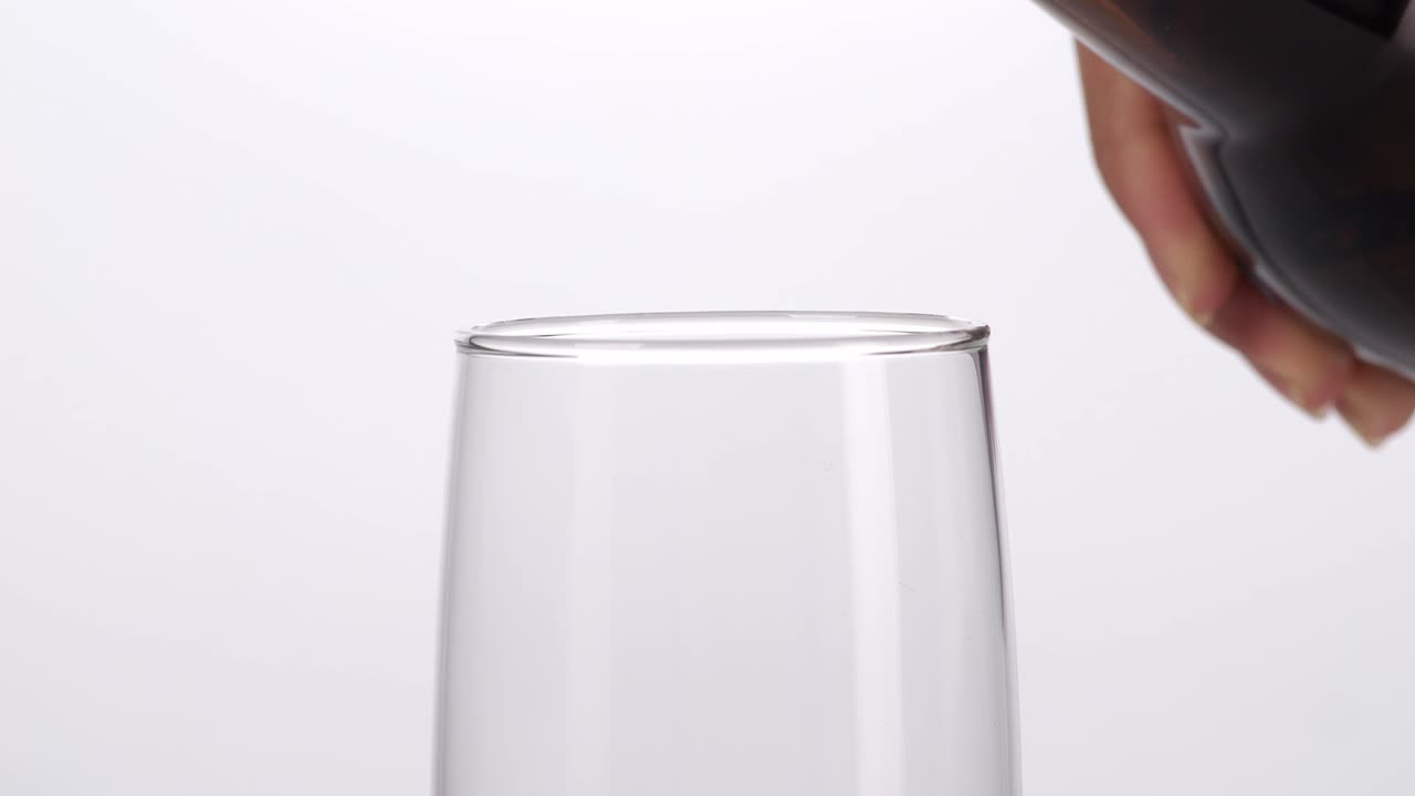 컵에 맥주를 부는 것