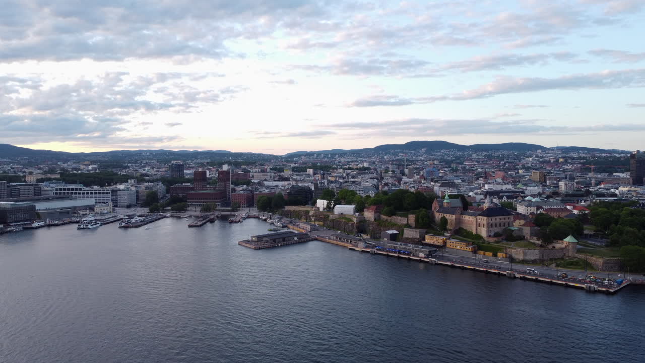 Stadt Oslo und Fjord, Goldene Stunde, Luftaufnahme herauszoomen.