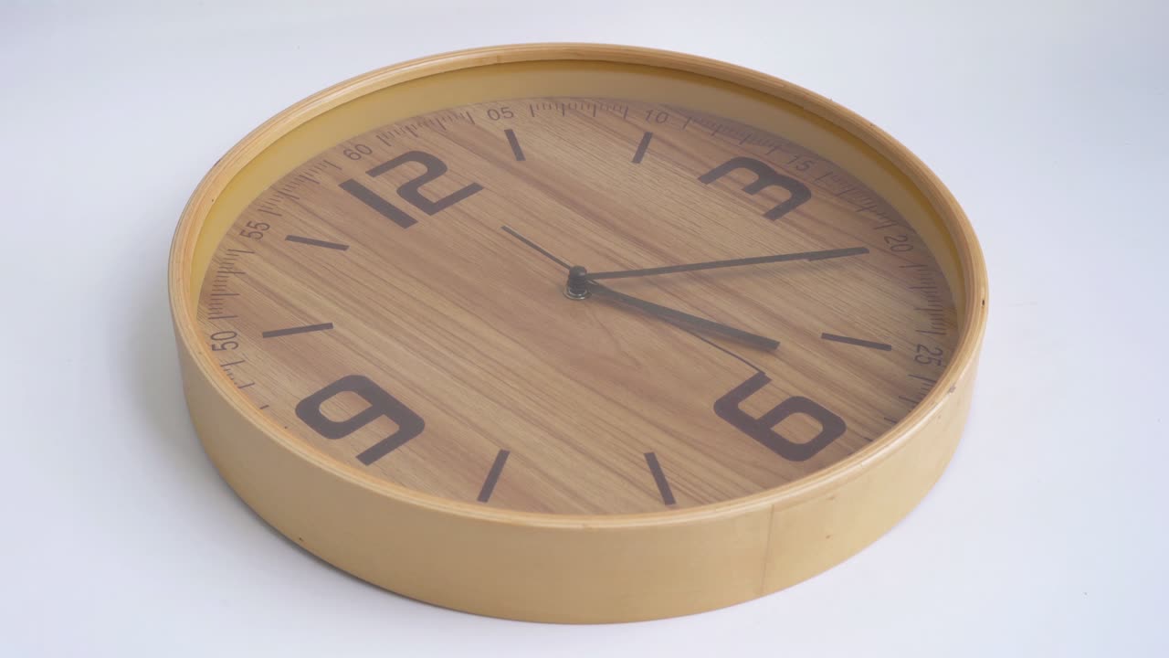 reloj de pared de madera moderno colgado aislado sobre fondo blanco. tiempo y decoración del hogar.