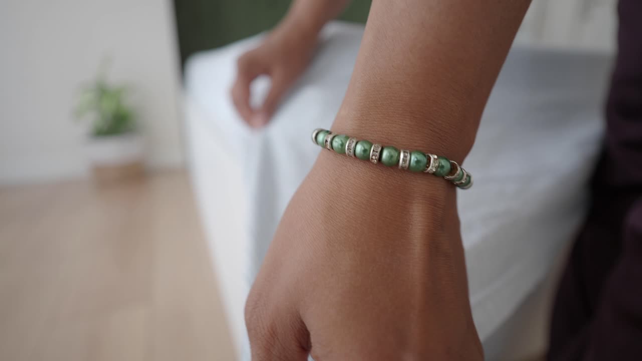 색 침대 프레임과 밝은 파란색 줄무 시트를 가진 침대를 만드는 것