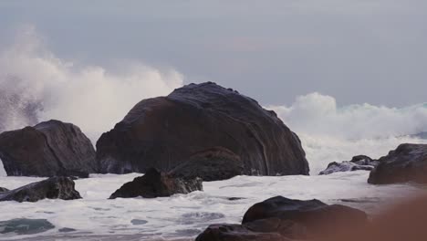 la furia del océano en las rocas escarpadas al anochecer