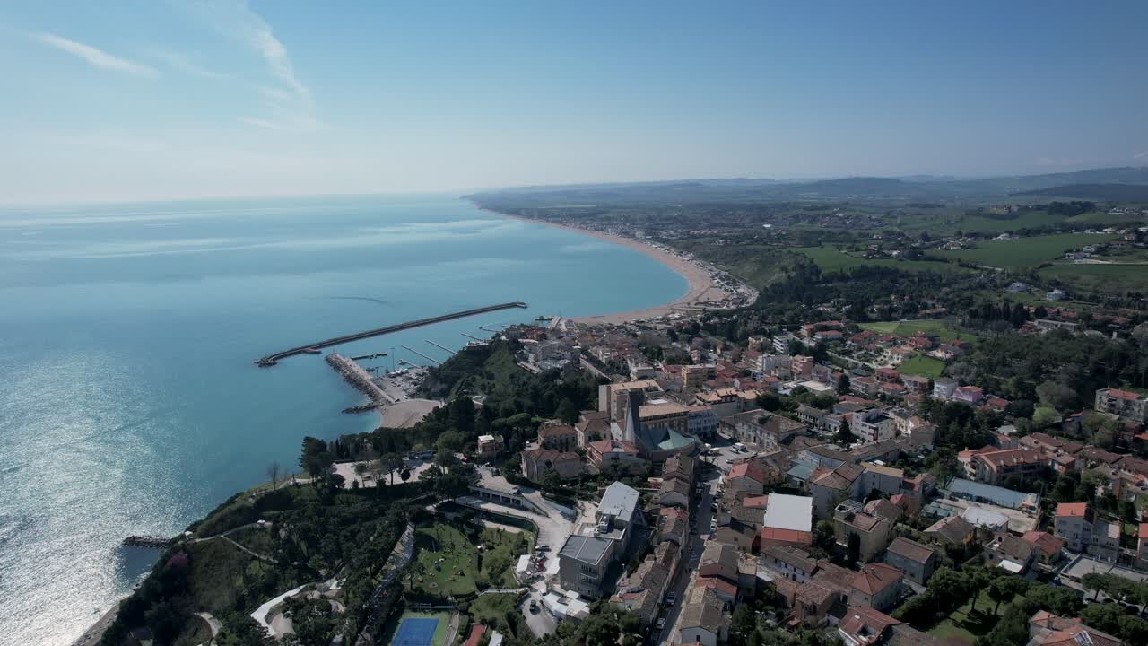 Numana köyü, Conero Rivierası, Le Marche, İtalya, drone hava çekimi.