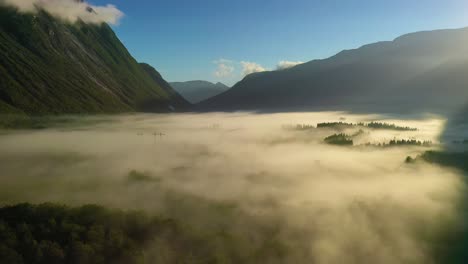 Niebla-Matutina-Sobre-El-Valle-Entre-Las-Montañas-A-La-Luz-Del-Sol.-Niebla-Y-Hermosa-Naturaleza-De-Imágenes-Aéreas-De-Noruega.