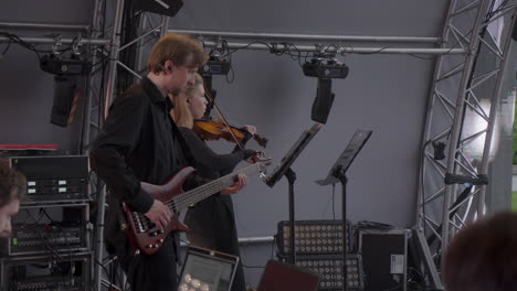 dos músicos actuando en el escenario