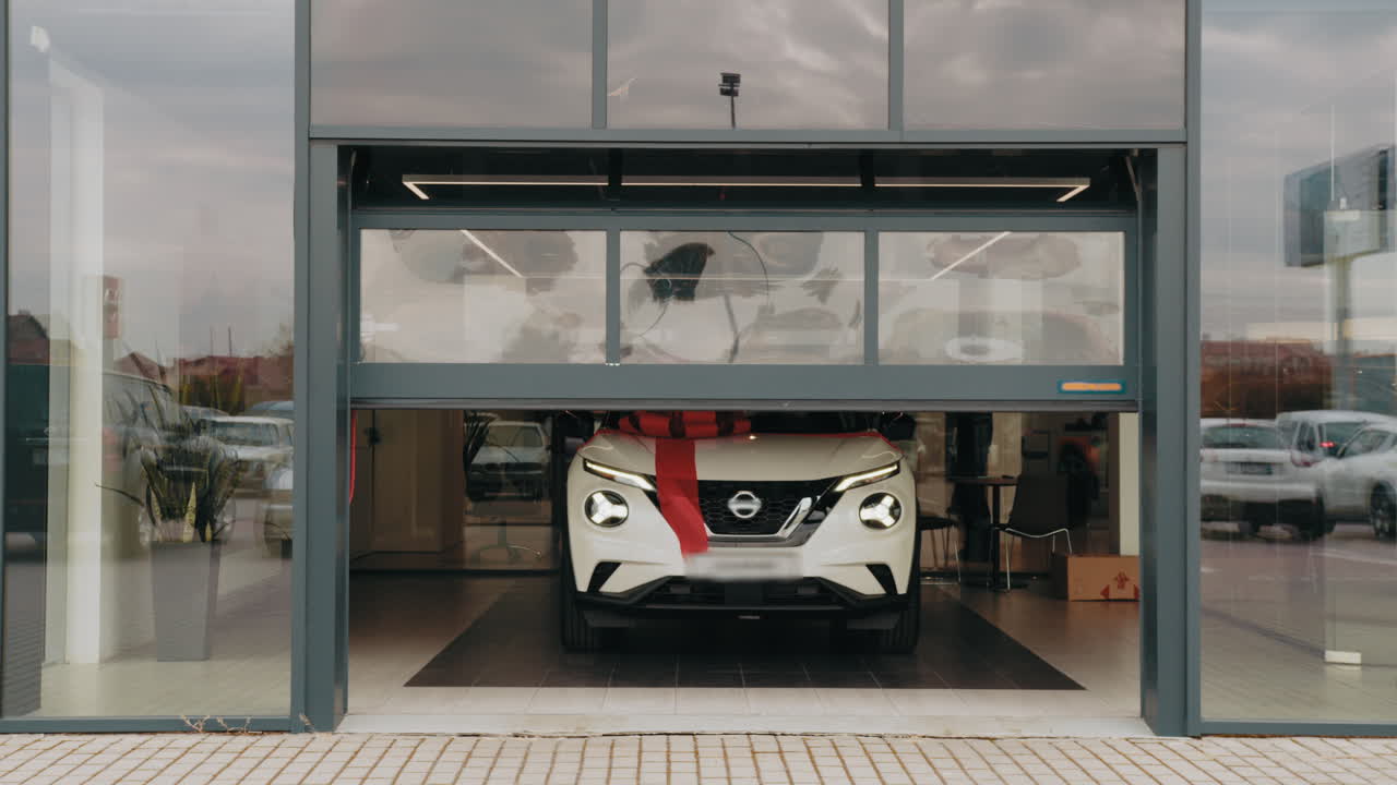 entrega de automóviles nuevos en una sala de exposiciones