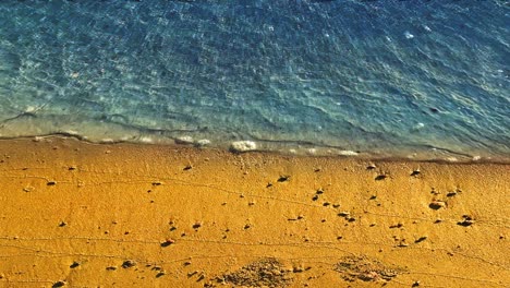 imagen cinematográfica con animación renderizada de agua cristalina flotante en la playa con arena dorada