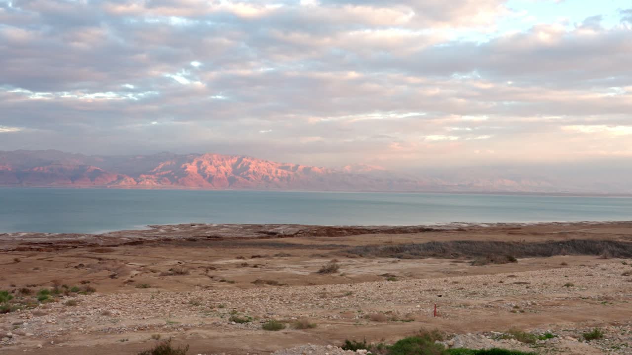Kışın Ölü Deniz – Bulutlu Panoramik Bir Manzara
