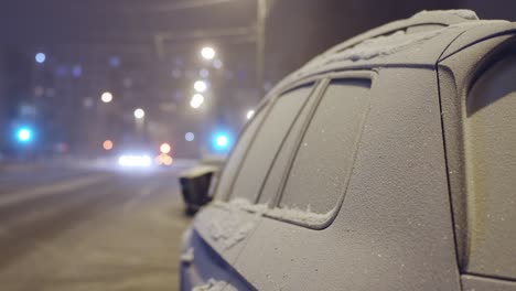 conducción peligrosa en la calle de invierno, noche de nieve helada, primer plano de un coche aparcado