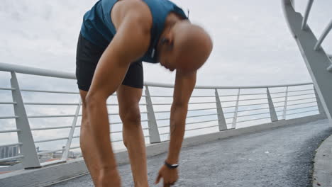 fitness, estiramiento y hombre en la playa para correr