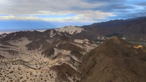 Drone-Volando-Por-Las-Dunas-Del-Tatón-En-Un-Día-Nublado